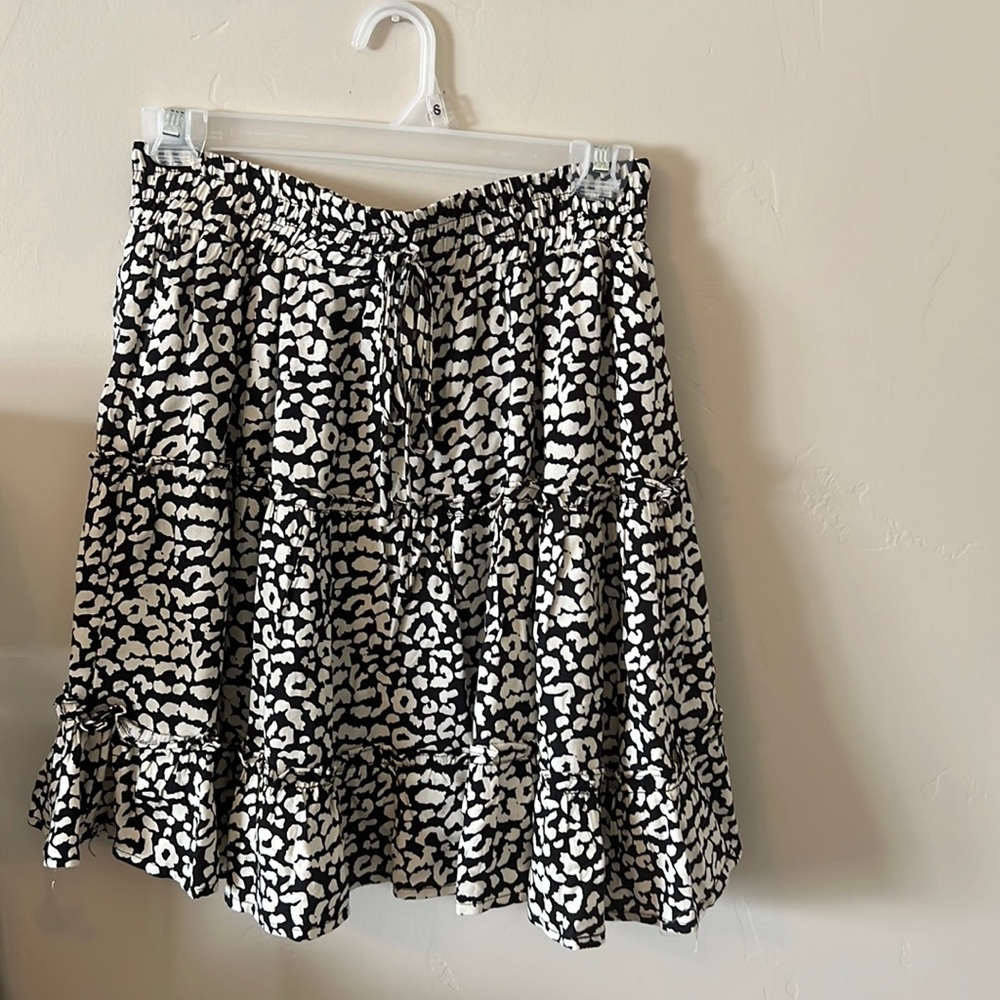 super cute white and black leopard print, flowey skirt.